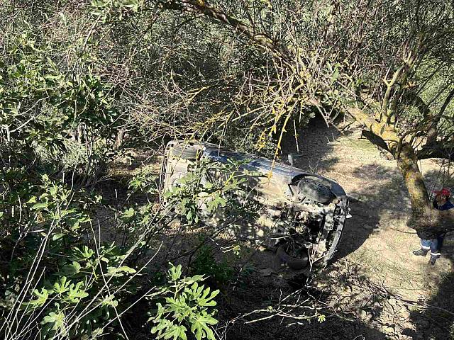 Είχε ...άγιο ο οδηγός που έπεσε με το αυτοκίνητο σε χαντάκι