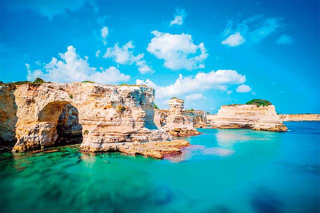 Στα Ιταλικά Faraglioni di Sant'Andrea το θαλασσινό τοπίο παραπέμπει στις ...ελληνικές Κυκλάδες!