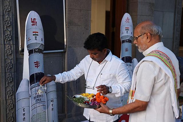 Ινδοί πιστοί προσεύχονται για την επιτυχή εκτόξευση του Chandrayaan-3 σε ινδουιστικό ναό του Μπουμπάι το πρωί της Παρασκευής (Reuters)