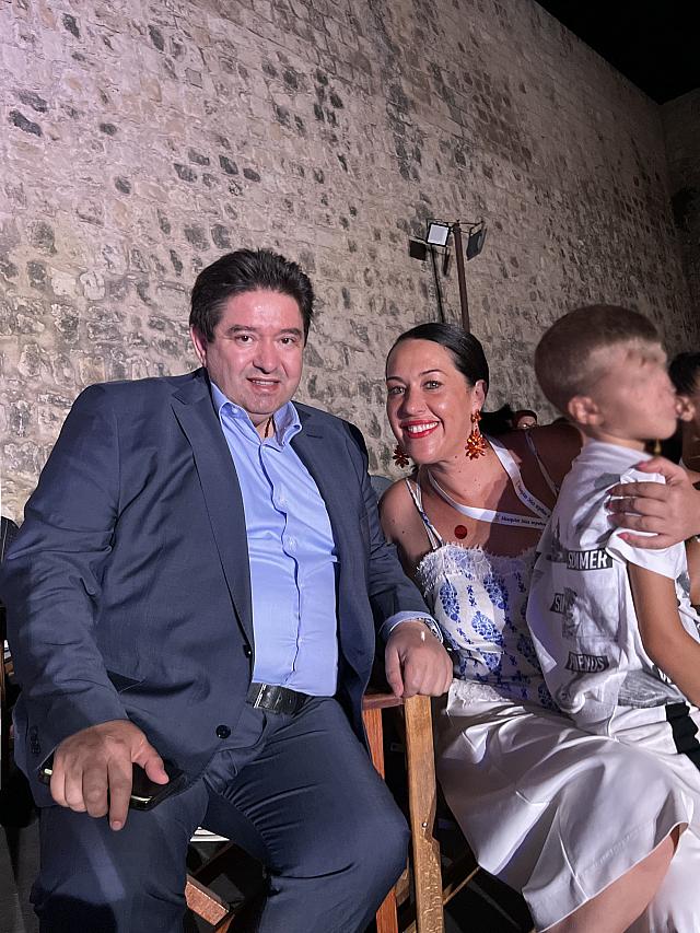 Στο κηποθέατρο «Μάνος Χατζιδάκις» σε μια ξεχωριστή εκδήλωση αφιερωμένη στα παιδιά και τις οικογένειες της Κλινικής Αιματολογίας-Ογκολογίας Παίδων ΠΑΓΝΗ από την «Παρέα της Αγάπης» έδωσε το «παρών» ο Υποψήφιος Δήμαρχος Ηρακλείου Μιχάλης Καραμαλάκης. Μια βραδιά γεμάτη μελωδίες, μουσική, χορό και... μαγεία, «ταξίδεψε» τους παρευρισκομένους το βράδυ της Κυριακής 30 Ιουλίου. Ο Υποψήφιος Δήμαρχος, συνομίλησε με τους διοργανωτές, εστιάζοντας στον σχεδιασμό που έχει εκπονηθεί αλλά και τις δράσεις που αναμένεται να
