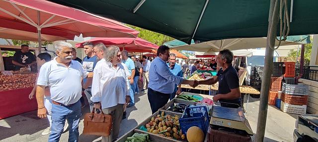 Στη λαϊκή αγορά της Θερίσσου ο Μιχάλης Καραμαλάκης