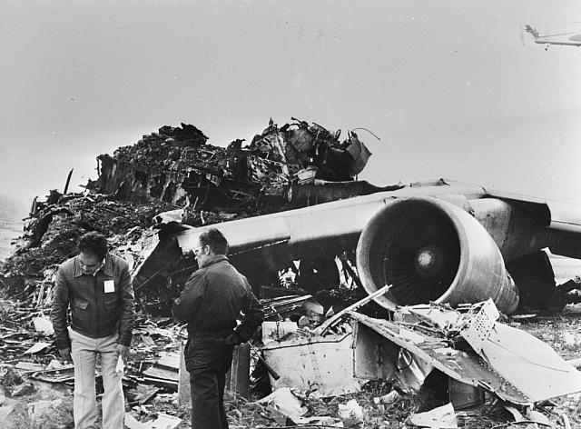 Το κουφάρι του αεροσκάφους της KLM στον διάδρομο