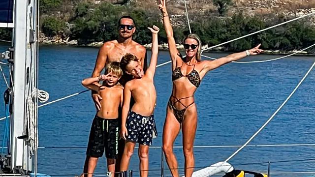 Ζευγάρι εγκατέλειψε τη Βρετανία για να ζήσει σε σκάφος στην Ελλάδα