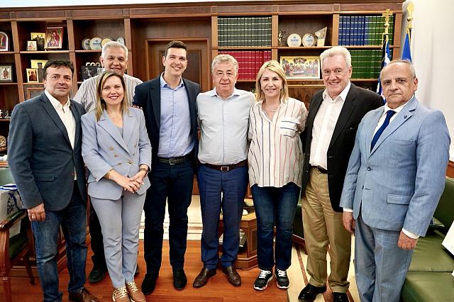 Η συζήτηση που έγινε στη διάρκεια της συνάντησης επικεντρώθηκε σε θέματα αυτοδιοίκησης, αναπτυξιακά θέματα της Κρήτης καθώς και ζητήματα κοινής συνεργασίας του Υπουργείου με την Περιφέρεια Κρήτης.