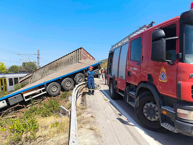 συγκρουση τρενου με φορτηγο