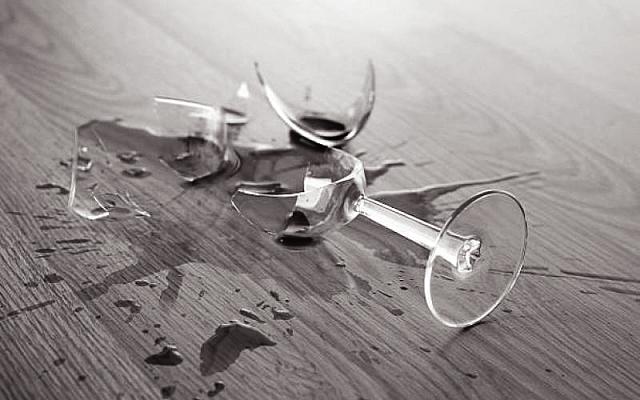 σπασμενο ποτηρι