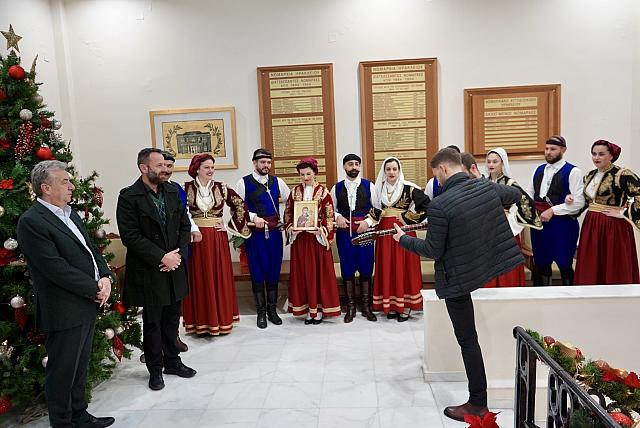 Ευχές, κάλαντα και μαντινάδες στον Περιφερειάρχη Κρήτης