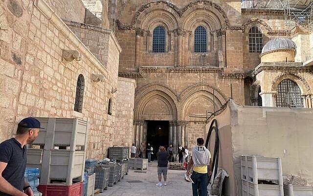 H είσοδος της Εκκλησίας του Πανάγιου Τάφου κατά τη διάρκεια εργασιών ανακαίνισης