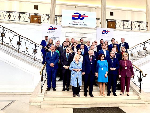 ΠΑΡΑΣΥΡΗΣ ΣΤΗ ΒΑΡΣΟΒΙΑ