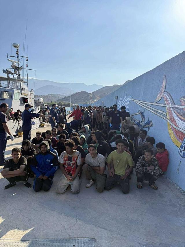 Μετανάστες σε γήπεδο του Ρεθύμνου