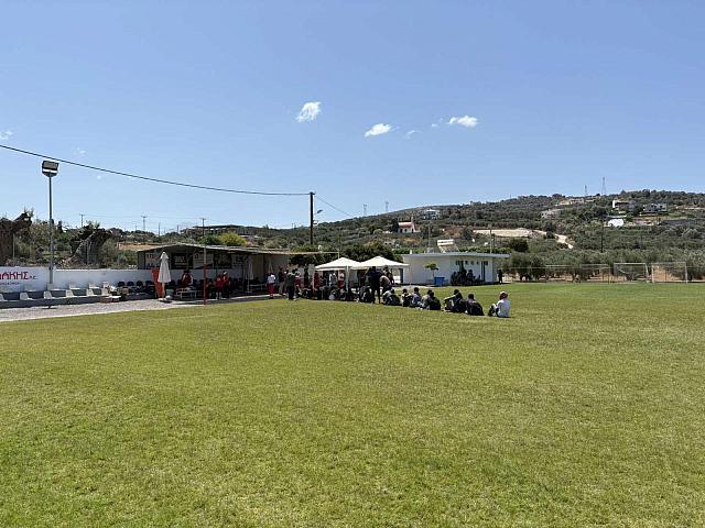 Μετανάστες σε γήπεδο του Ρεθύμνου