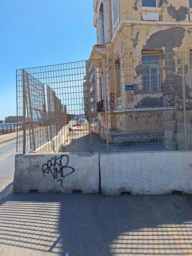 κτίριο παραλιακή