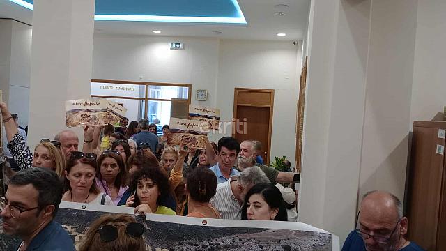 διαμαρτυρια παπουρα