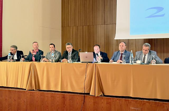 ΑΡΝΑΟΥΤΑΚΗΣ ΔΙΕΥΘΥΝΤΕΣ ΞΕΝΟΔΟΧΕΙΩΝ