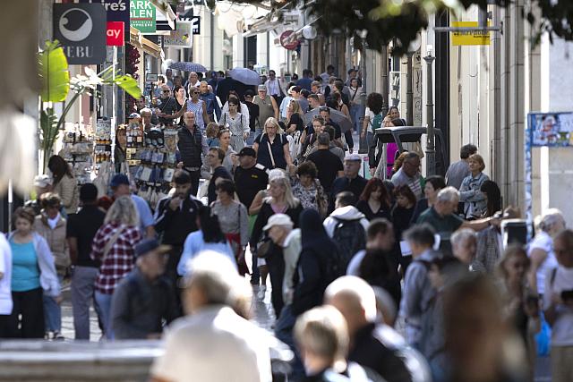 τουρίστες - βροχή 