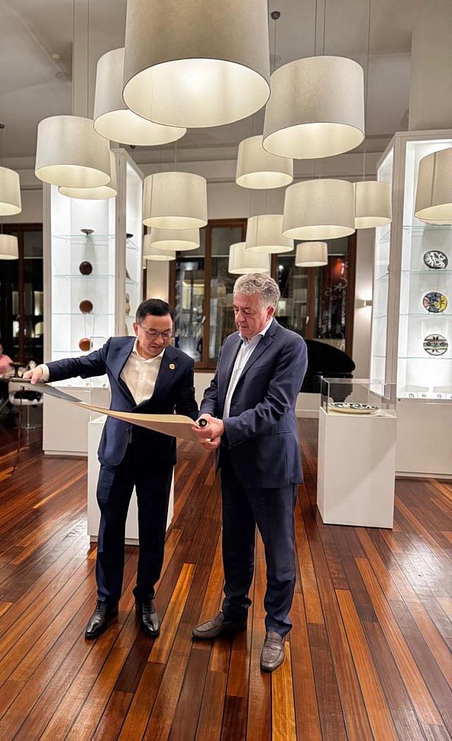 αρναουτάκης κινέζος πρέσβης