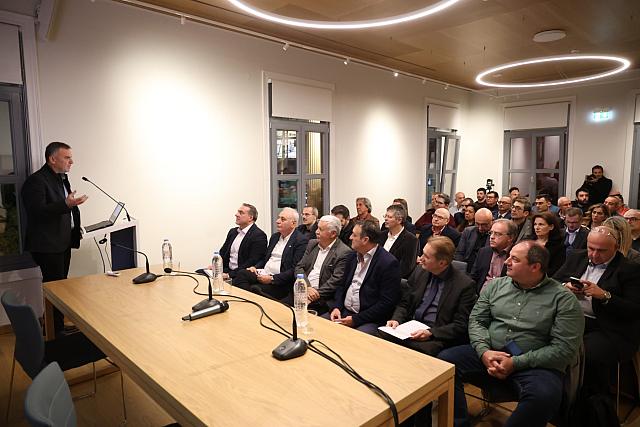 Η ΚΡΗΤΗ ΑΠΟ ΨΗΛΑ