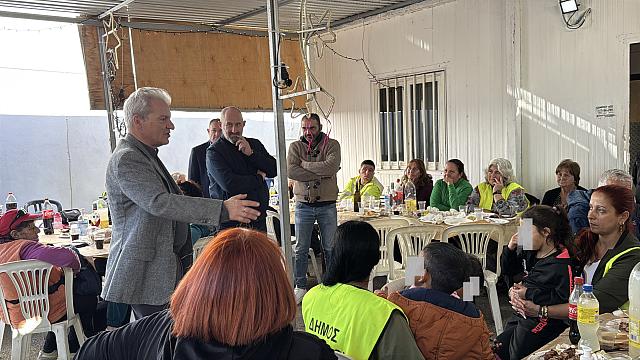 Ο Αλέξης Καλοκαιρινός αντάλλαξε ευχές με τους εργαζόμενους