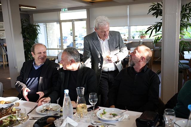 καλοκαιρινος δημοσιογραφοι