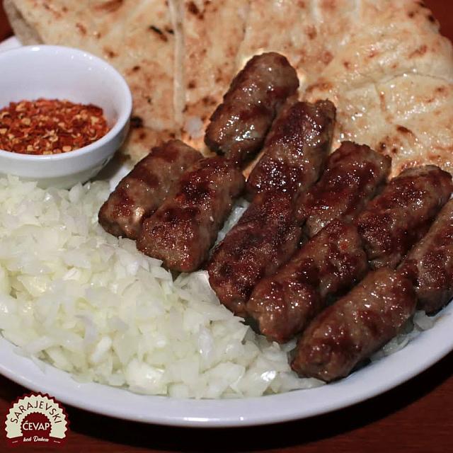 Τσεβαπι (Cevapi) σε λεπινιε, στα σοκάκια του παλιού Σεράγεβο