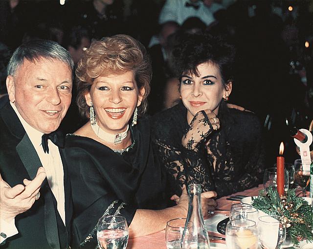 Ο Φρανκ Σινάτρα, φίλος του ζεύγους Βασίλη και Ελίζας Γουλανδρή, με τη σύζυγό του, Μπάρμπαρα.