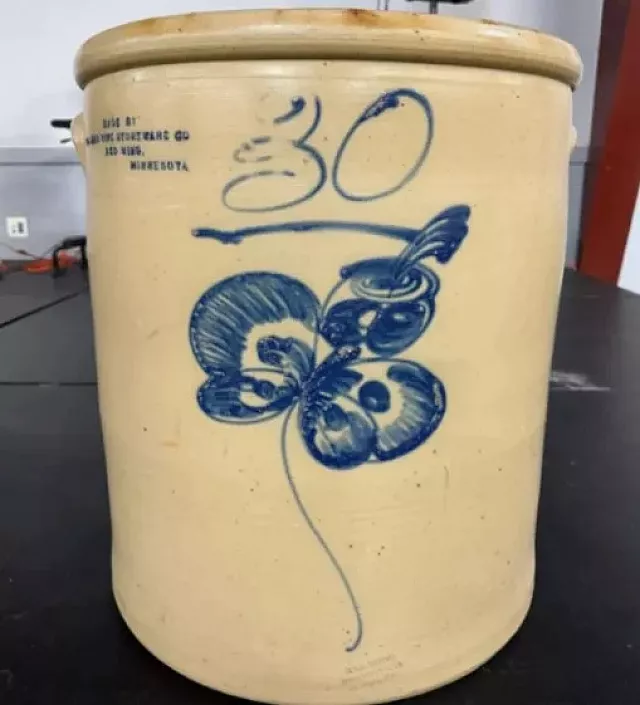 Μια γυναίκα στις ΗΠΑ πούλησε ένα κεραμεικό δοχείο για 32.000 ευρώ <p>Πηγή: <a target="_blank" href="https://www.iefimerida.gr">iefimerida.gr</a> - <a target="_blank" href="https://www.iefimerida.gr/stories/mia-gynaika-poylise-keramiko-skeyos-gia-32000-dolaria">Γυναίκα είχε ένα κεραμικό σκεύος για 40 χρόνια και ήθελε να το πουλήσει για 100 δολάρια -Τελικά πήρε 32.000 δολάρια - iefimerida.gr</a></p>