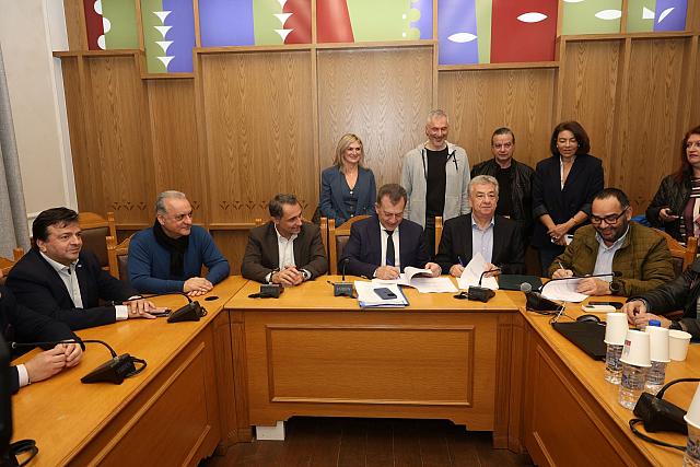 πισίνα - ΕΑΚΗ