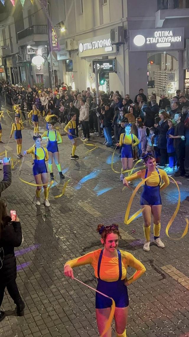 ρεθυμνο καρναβαλι νυχτερινη παρελαση