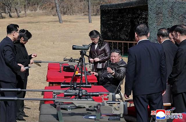 παρουσίασε νέα τυφέκια ελεύθερου σκοπευτή σε αξιωματούχους του κόμματος