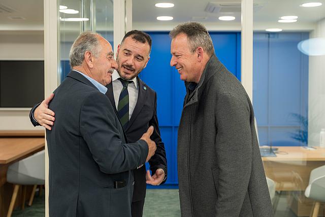 CrediaBank_1 O κ. Eπταμηνιτάκης από την εταιρεία DOLPHIN POOL, o κ. Δραμουντάνης, Επικεφαλής Δικτύου Περιφέρειας Κρήτης CrediaBank και ο κ. Ανδρεαδάκης, από την εταιρεία Ανδρεαδάκης Ιωάννης & ΣΙΑ O.E.