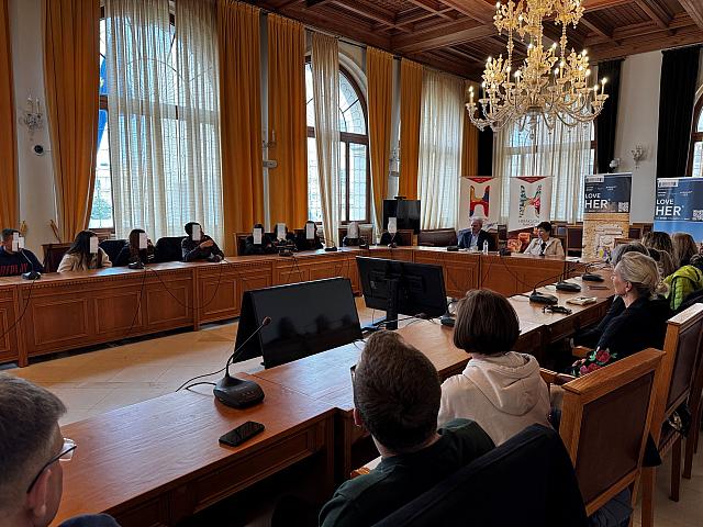 ΚΑΛΟΚΑΙΡΙΝΟΣ ΜΕ ΣΧΟΛΕΙΑ ΑΠΟ  ΙΤΑΛΙΑ ΚΑΙ ΠΟΛΩΝΙΑ