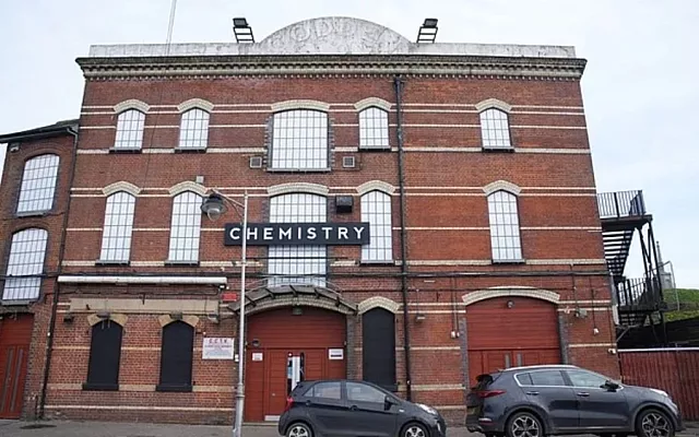 κλαμπ μηνιγγίτιδα