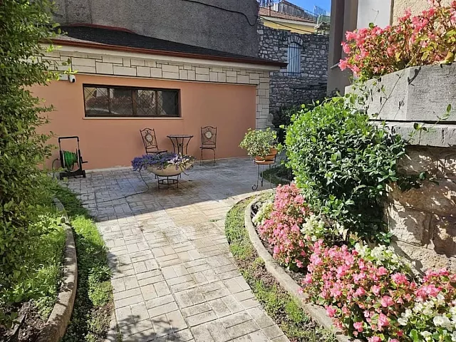 Οικία παρλαπά