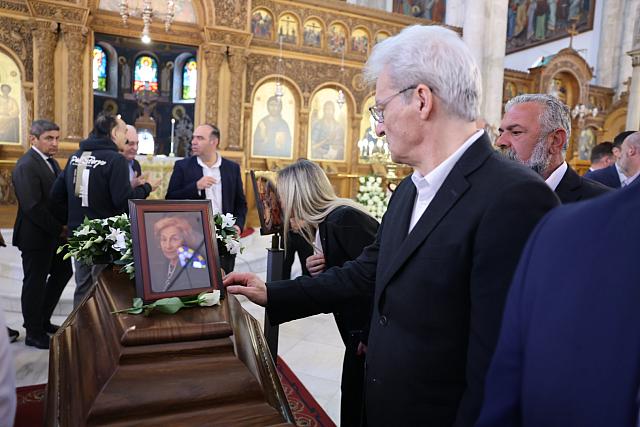 κηδεια λουιζας καλοκαιρινού