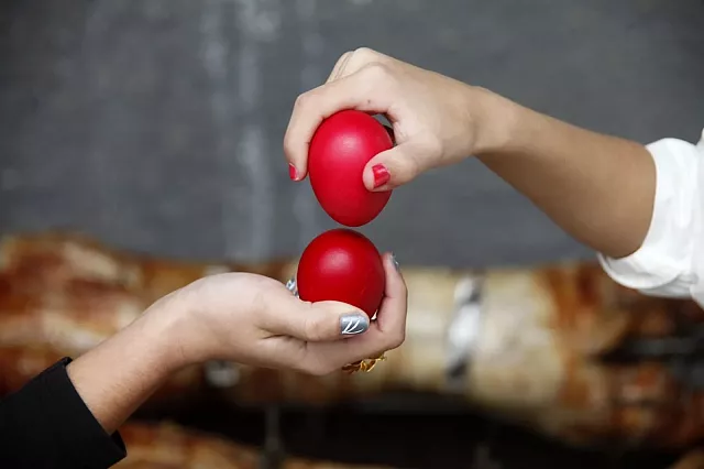 τσουγκρισμα αυγων 