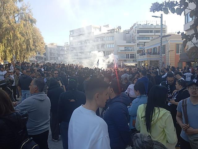 φιλαθλοι ΟΦΗ πλατεία ελευθερίας