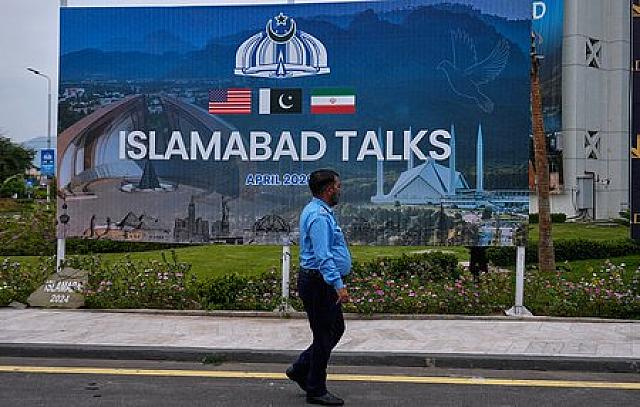 Ανώτεροι αξιωματούχοι των Ηνωμένων Πολιτειών και του Ιράν έφτασαν στην Ισλαμαμπάντ του Πακιστάν για συνομιλίες για την κατάπαυση του πυρός, καθώς η βία συνεχίζεται σε όλη την περιοχή.  Την Ουάσινγκτον στις διαπραγματεύσεις εκπροσωπεί ο Αντιπρόεδρος των ΗΠΑ Τζ. Ντ. Βανς, μαζί με τον ειδικό απεσταλμένο Στιβ Γουίτκοφ και τον Τζάρεντ Κούσνερ.  Από πλευράς Ιράν, ο Πρόεδρος του ιρανικού κοινοβουλίου, Μοχάμεντ Μπαγκέρ Γκαλιμπάφ, και ο υπουργός Εξωτερικών Αμπάς Αραγτσί ηγούνται της ιρανικής αντιπροσωπείας, η οποία 