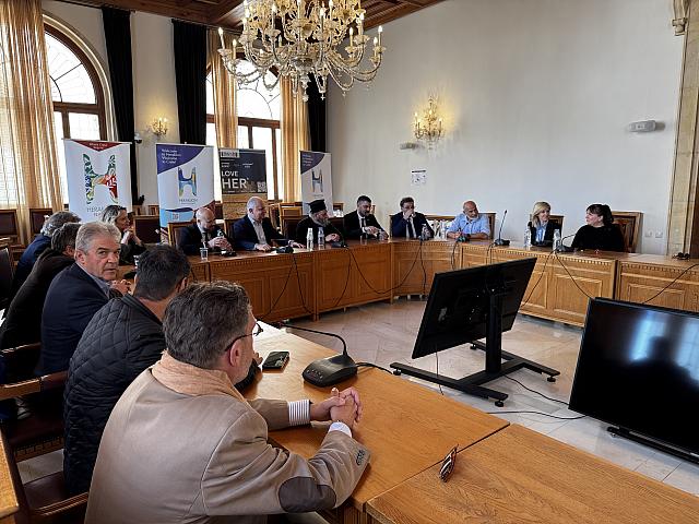  Την αντιπροσωπεία του Δήμου Ιωαννιτών που επισκέφθηκε το Ηράκλειο υποδέχτηκαν στη Λότζια οι Αντιδήμαρχοι Διοίκησης & Τουρισμού Γιώργος Αγριμανάκης και Οικονομικών & Αναπτυξιακού Προγραμματισμού Τάσος Τσατσάκης.   Η συνάντηση που ακολούθησε πραγματοποιήθηκε σε ιδιαίτερα θερμό και δημιουργικό κλίμα και εντάσσεται στο πλαίσιο μιας ευρύτερης πρωτοβουλίας συνεργασίας μεταξύ των δύο περιοχών, η οποία ξεκίνησε με την πρόσφατη επίσκεψη αντιπροσωπείας της Κρήτης και του Ηρακλείου στα Ιωάννινα και συνεχίστηκε με την