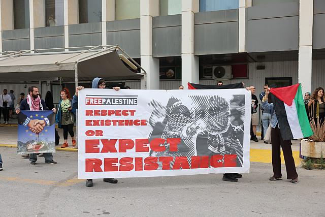 Συγκέντρωση στο αεροδρόμιο Ηρακλείου για τους 175 ακτιβιστές