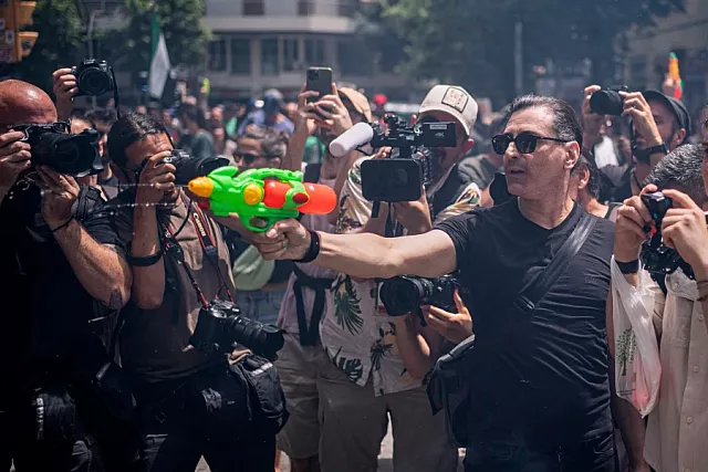 Κάτοικος της Βαρκελώνης με το νεροπίστολο κατά τουριστών
