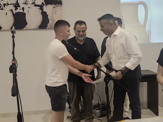  πιστοποιητικά επιτυχούς ολοκλήρωσης της εκπαίδευσης στους 20 σπουδαστές της Σχολής Κεραμικής