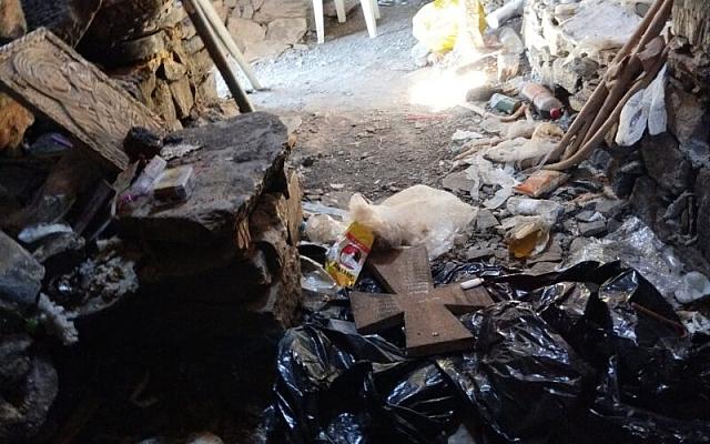 Γεμάτο σκουπίδια το εκκλησάκι του Τιμίου Σταυρού