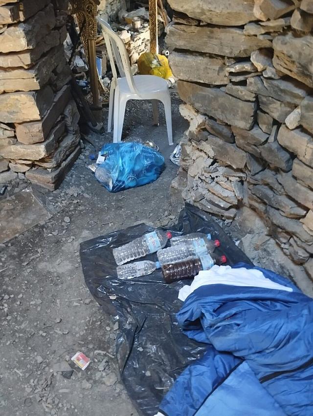 Γεμάτο σκουπίδια το εκκλησάκι του Τιμίου Σταυρού