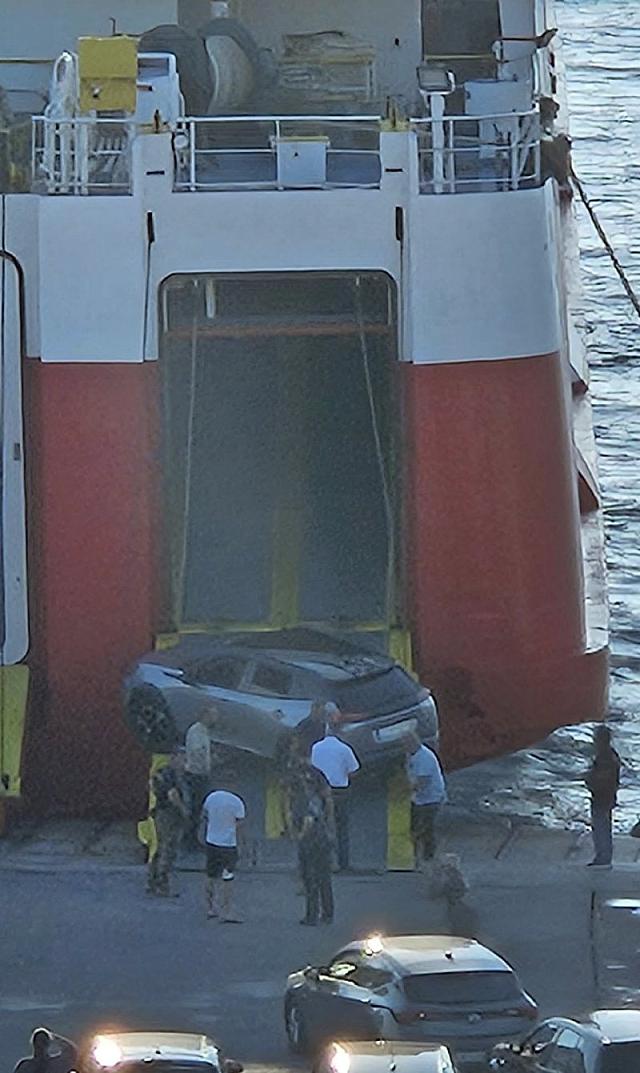 Αυτοκίνητο σφήνωσε στον καταπέλτη πλοίου