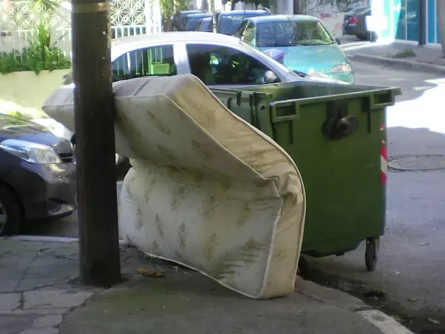 στρωμα στα σκουπιδια