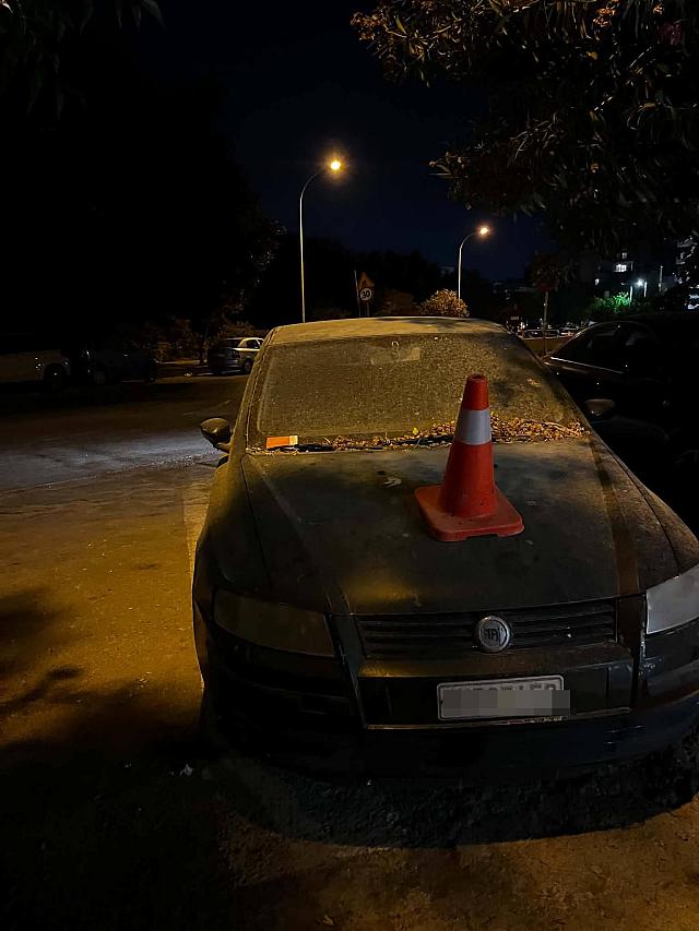 εγκαταλελειμμένο αυτοκίνητο 