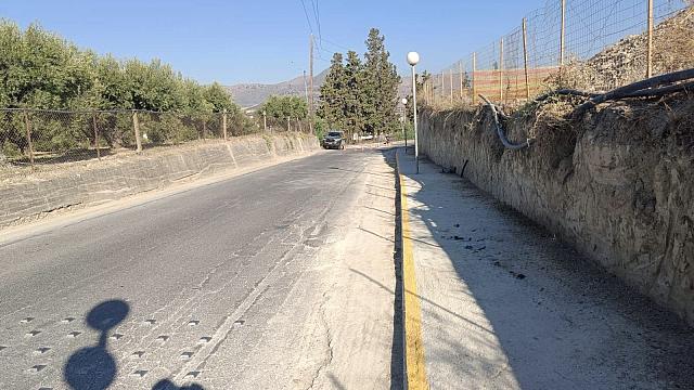 πεζοδρομιο στο δρομο του ΙΤΕ