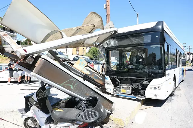 Λεωφορείο έπεσε σε στάση στη Θεσσαλονίκη