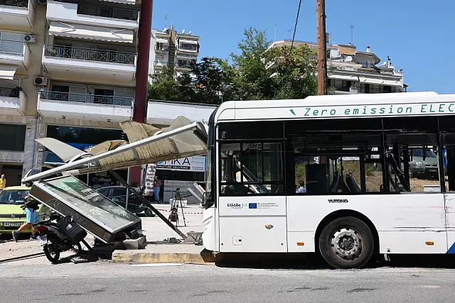 Λεωφορείο έπεσε σε στάση στη Θεσσαλονίκη