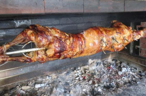 σουβλισμα αρνι πασχα